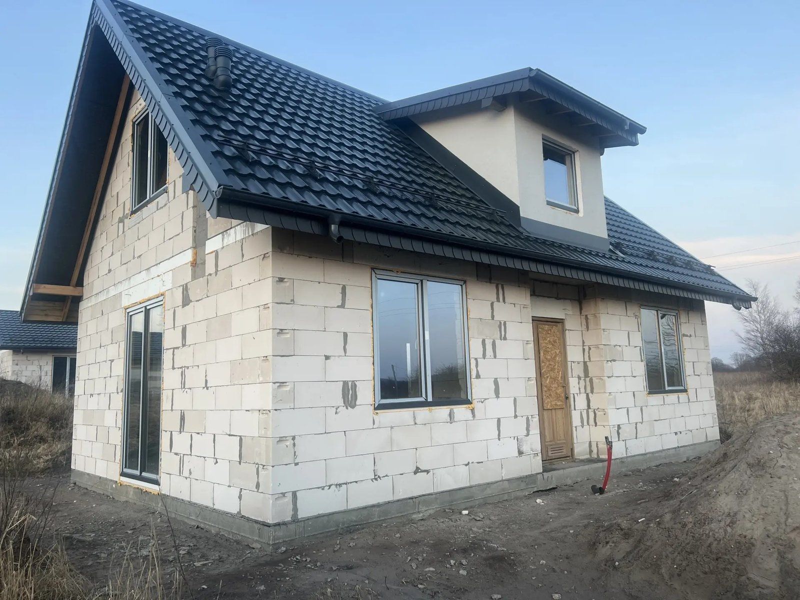 Построенный дом из газобетона с мансардой